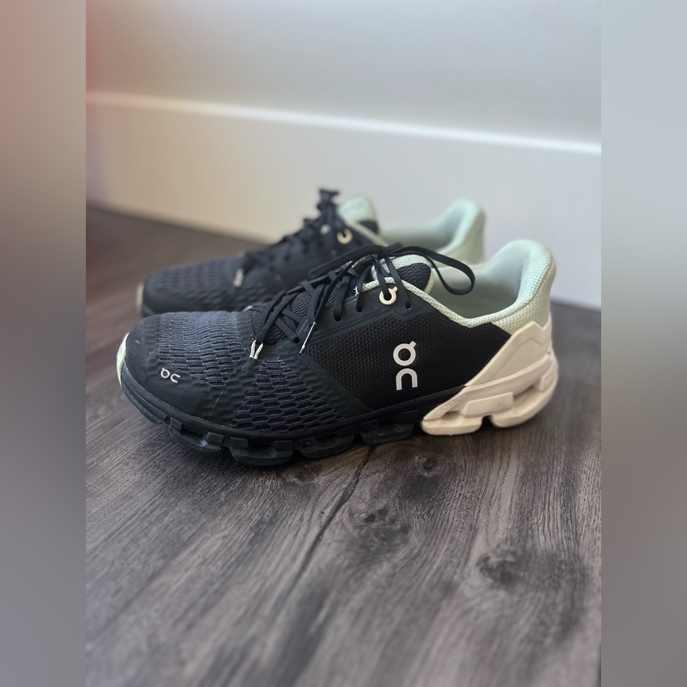 ON women’s shoe size 8